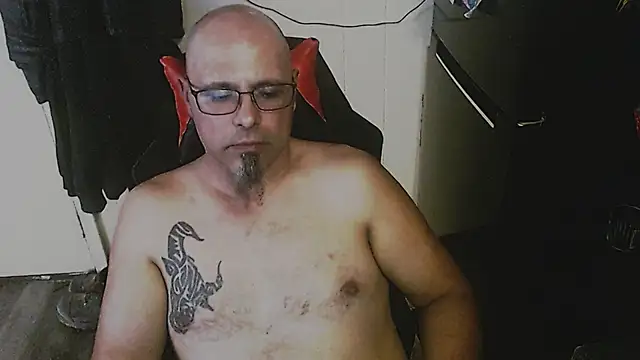 Snapshot of KrazyLegz chatting on 10/07/25, 01:06 KrazyLegz online show from 10/07/25, 01:06