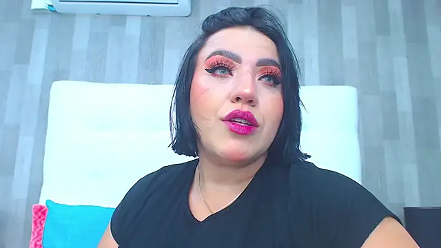 Snapshot of LeahMillerr chatting on 03/18/25, 12:17 LeahMillerr online show from 03/18/25, 12:17