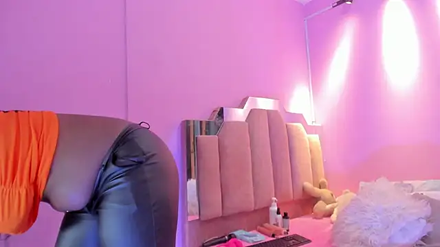 Snapshot of LoveQueen2 chatting on 11/26/25, 12:27 LoveQueen2 online show from 11/26/25, 12:27