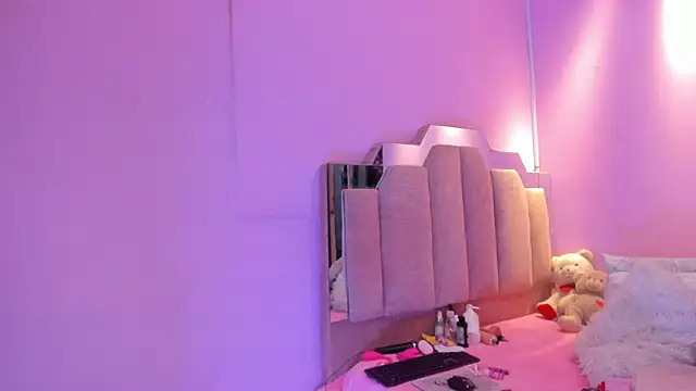 Snapshot of LoveQueen2 chatting on 12/04/25, 12:04 LoveQueen2 online show from 12/04/25, 12:04