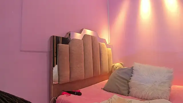 Snapshot of LoveQueen2 chatting on 11/13/25, 12:09 LoveQueen2 online show from 11/13/25, 12:09