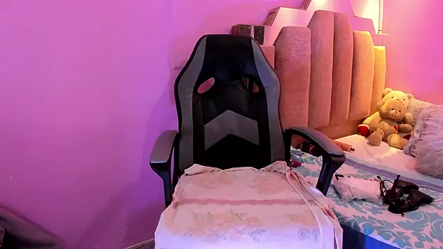 Snapshot of LoveQueen2 chatting on 01/18/26, 11:57 LoveQueen2 online show from 01/18/26, 11:57