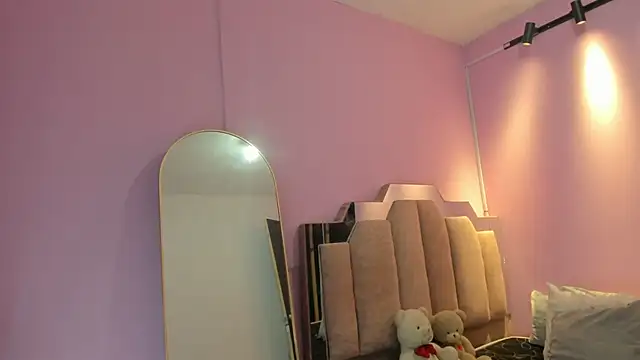 Snapshot of LoveQueen2 chatting on 11/06/25, 11:58 LoveQueen2 online show from 11/06/25, 11:58