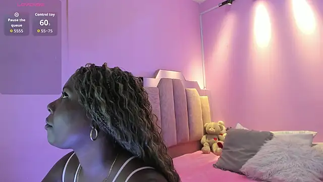 Snapshot of LoveQueen2 chatting on 12/22/25, 12:16 LoveQueen2 online show from 12/22/25, 12:16