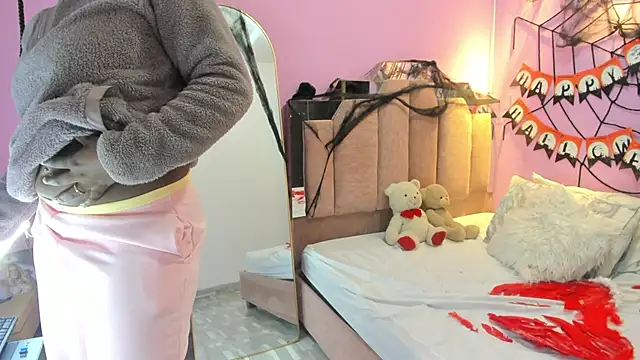 Snapshot of LoveQueen2 chatting on 10/24/25, 11:42 LoveQueen2 online show from 10/24/25, 11:42