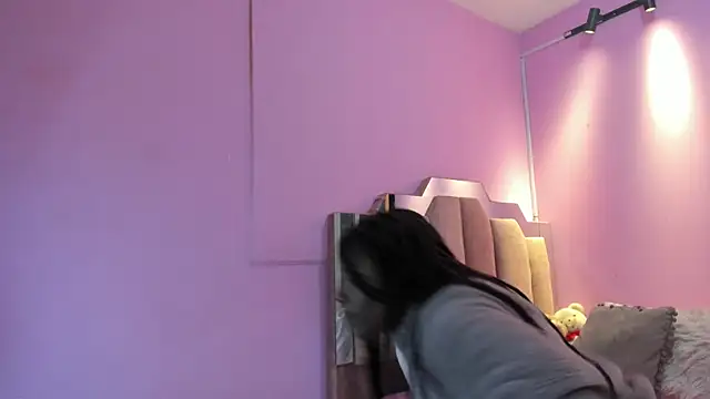 Snapshot of LoveQueen2 chatting on 12/18/25, 11:47 LoveQueen2 online show from 12/18/25, 11:47