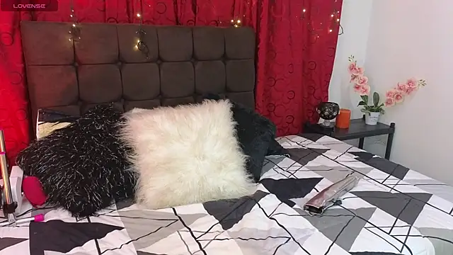 Snapshot of Majuu__ chatting on 10/07/25, 11:44 Majuu online show from 10/07/25, 11:44