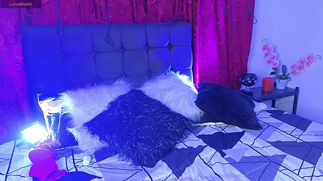 Snapshot of Majuu__ chatting on 10/15/25, 11:51 Majuu online show from 10/15/25, 11:51