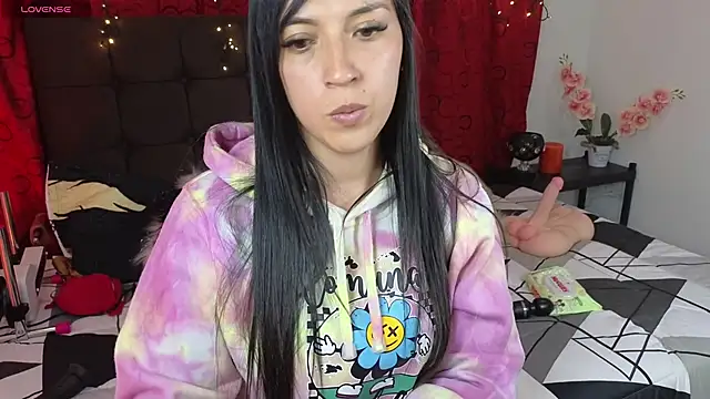 Snapshot of Majuu__ chatting on 09/26/25, 06:26 Majuu online show from 09/26/25, 06:26