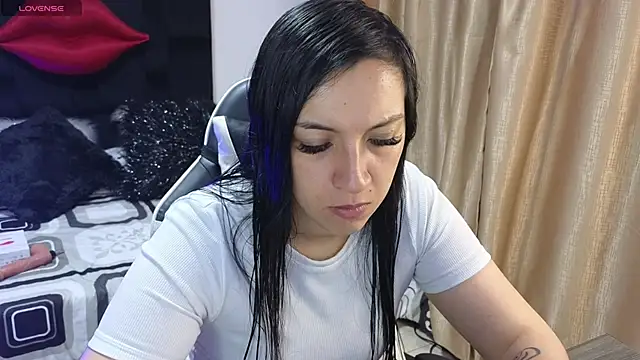 Snapshot of Majuu__ chatting on 12/19/25, 11:56 Majuu online show from 12/19/25, 11:56