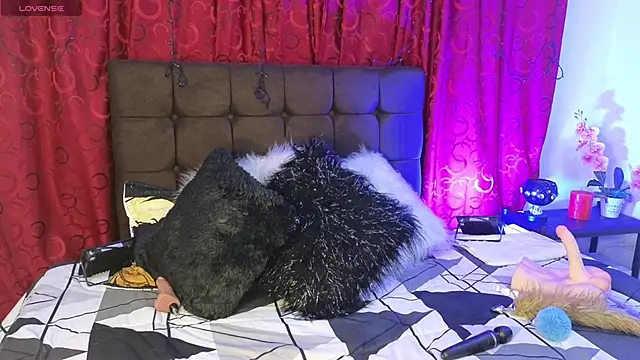 Snapshot of Majuu__ chatting on 10/17/25, 11:56 Majuu online show from 10/17/25, 11:56