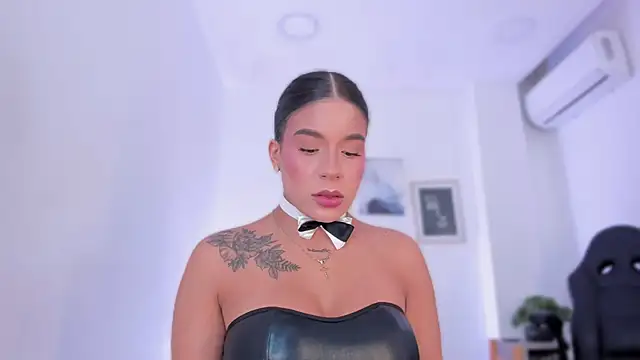 Snapshot of emelie_89 chatting on 10/23/25, 12:48 emelie 89 online show from 10/23/25, 12:48