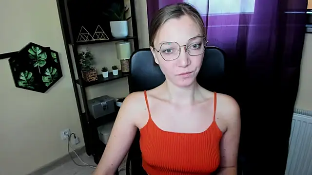 Snapshot of EmillyPlay chatting on 03/21/25, 10:17 EmillyPlay online show from 03/21/25, 10:17