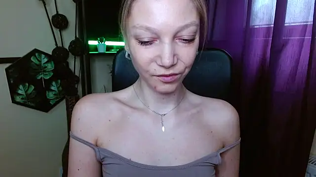 EmillyPlay online show from 04/11/26, 07:16