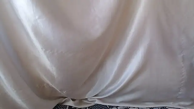 Burberrry  online show from 12/05/25, 10:03