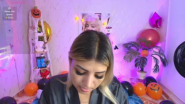 Snapshot of SALOOMEE__ chatting on 10/15/25, 11:07 SALOOMEE online show from 10/15/25, 11:07