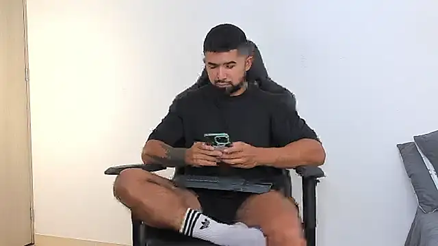 Snapshot of ethaanjones chatting on 02/20/25, 06:57 ethaanjones online show from 02/20/25, 06:57