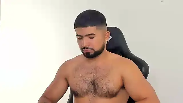 Snapshot of ethaanjones chatting on 12/27/24, 07:57 ethaanjones online show from 12/27/24, 07:57