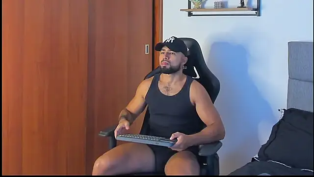 Snapshot of ethaanjones chatting on 10/02/25, 07:39 ethaanjones online show from 10/02/25, 07:39