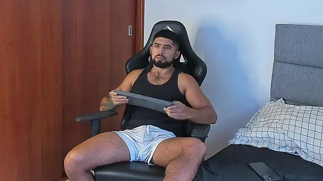 Snapshot of ethaanjones chatting on 10/12/25, 07:48 ethaanjones online show from 10/12/25, 07:48