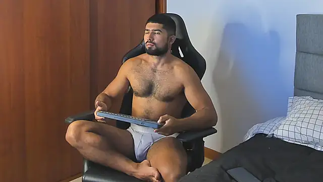 Snapshot of ethaanjones chatting on 09/19/25, 07:51 ethaanjones online show from 09/19/25, 07:51