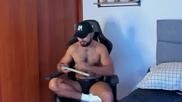 Snapshot of ethaanjones chatting on 10/13/25, 09:05 ethaanjones online show from 10/13/25, 09:05