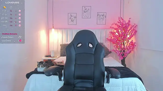 Snapshot of ivy_collins chatting on 03/22/25, 06:33 ivy collins online show from 03/22/25, 06:33