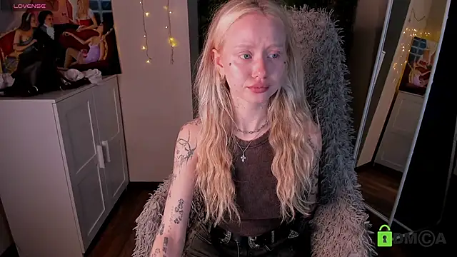 MalenaErnman online show from 11/07/25, 10:42