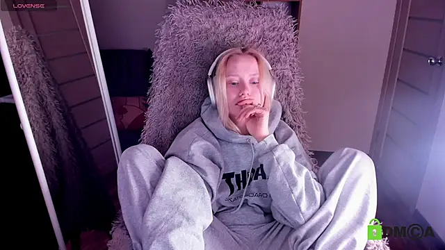 MalenaErnman online show from 01/26/25, 01:36