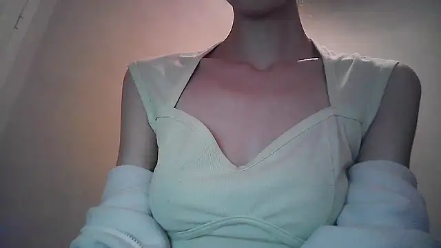 Snapshot of ElizaSwon chatting on 09/11/25, 04:18 ElizaSwon online show from 09/11/25, 04:18