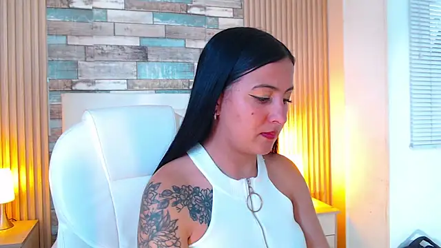 isabella smith  online show from 11/10/25, 08:03