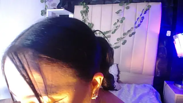 isabella smith  online show from 10/10/25, 03:24