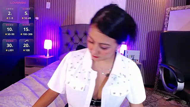 isabella smith  online show from 02/08/25, 01:11