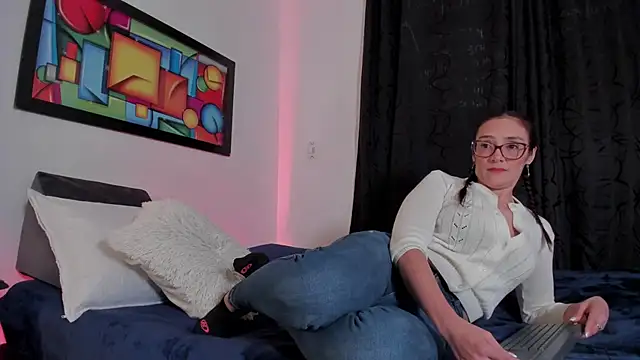 Jessica Herrera  online show from 12/01/25, 10:10