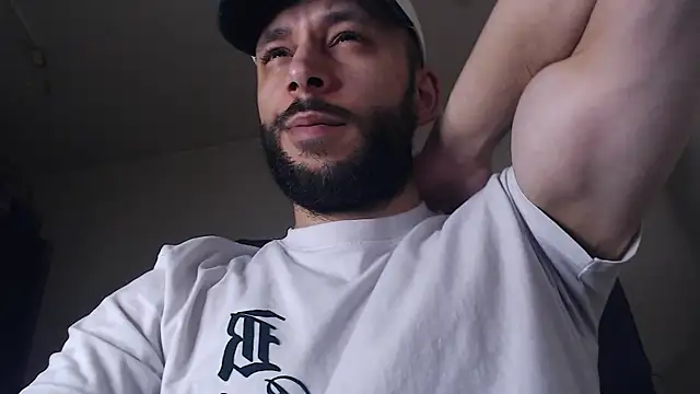 Snapshot of henryaxe chatting on 06/19/26, 01:17 henryaxe online show from 06/19/26, 01:17
