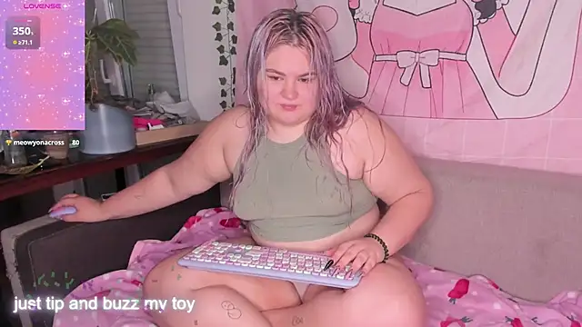 Freakcute  online show from 11/19/25, 04:07