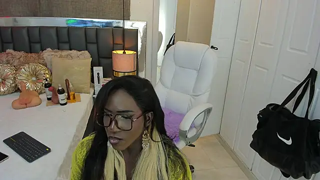 IsseyMz online show from 02/06/25, 04:10