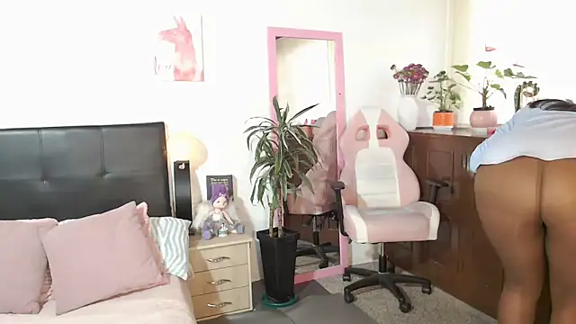 Snapshot of DonaBella17 chatting on 10/21/25, 12:26 DonaBella17 online show from 10/21/25, 12:26