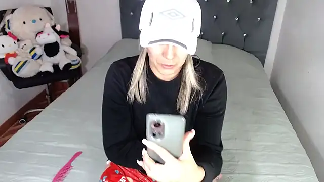 Snapshot of Chantal_hott chatting on 02/11/26, 05:24 Chantal hott online show from 02/11/26, 05:24