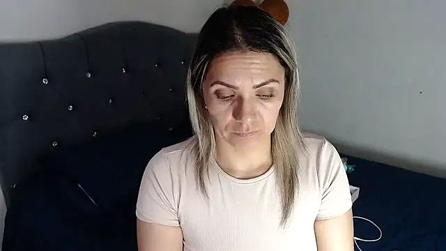 Snapshot of Chantal_hott chatting on 05/05/26, 01:52 Chantal hott online show from 05/05/26, 01:52
