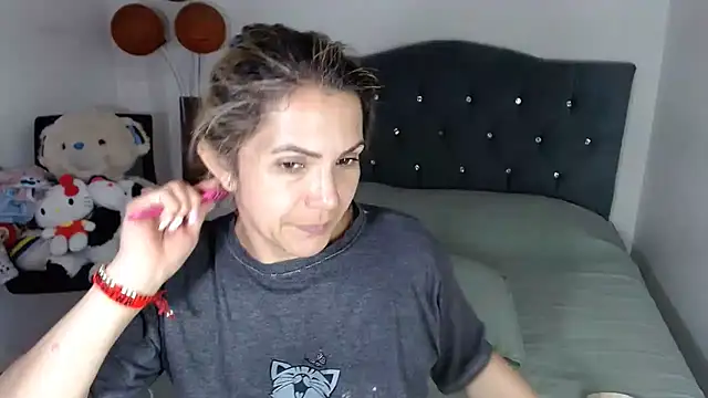 Snapshot of Chantal_hott chatting on 02/10/26, 04:39 Chantal hott online show from 02/10/26, 04:39