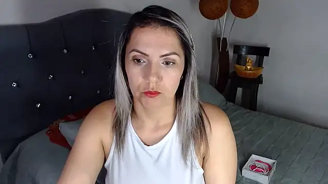 Snapshot of Chantal_hott chatting on 05/27/26, 08:05 Chantal hott online show from 05/27/26, 08:05
