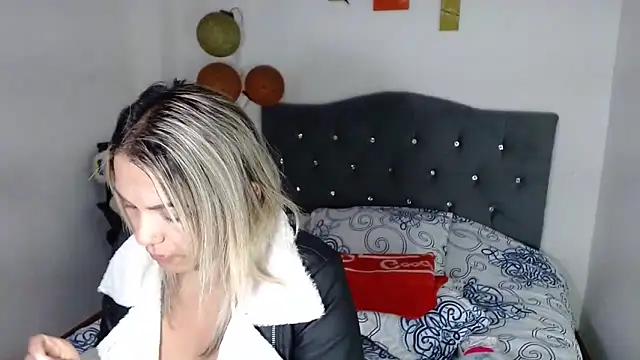 Snapshot of Chantal_hott chatting on 02/22/26, 01:08 Chantal hott online show from 02/22/26, 01:08