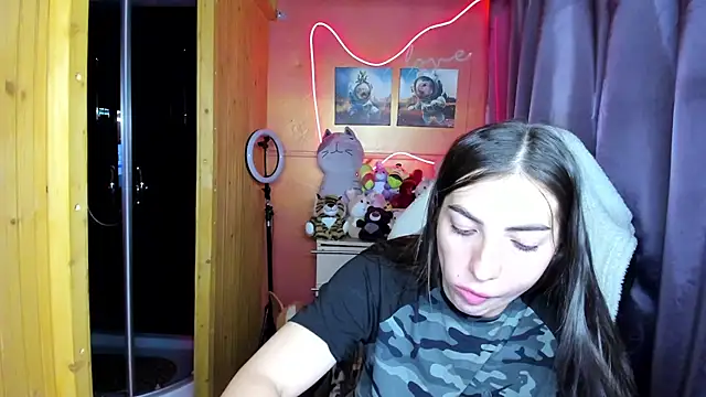Fiery Brunette  online show from 07/16/26, 04:42
