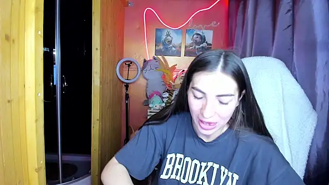 Fiery Brunette  online show from 06/04/26, 03:44