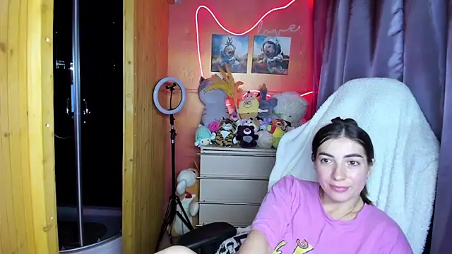Fiery Brunette  online show from 06/17/26, 05:34
