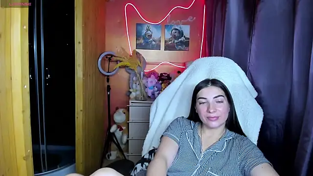 Fiery Brunette  online show from 11/28/25, 03:12