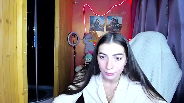 Fiery Brunette  online show from 04/28/26, 07:13