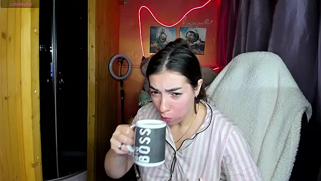 Fiery Brunette  online show from 03/23/26, 05:40