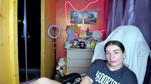 Fiery Brunette  online show from 06/18/26, 12:32